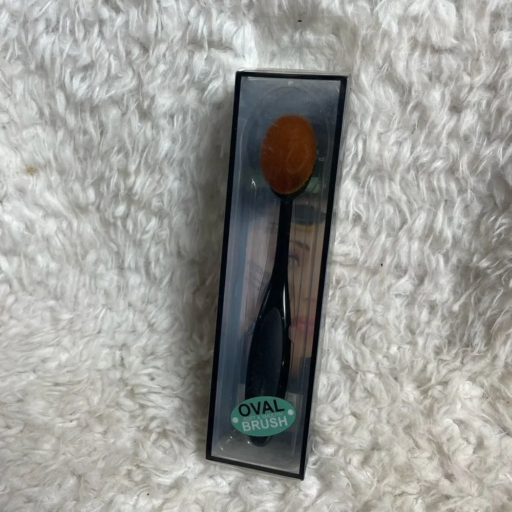 New in box Oval Blending & Contouring Brush